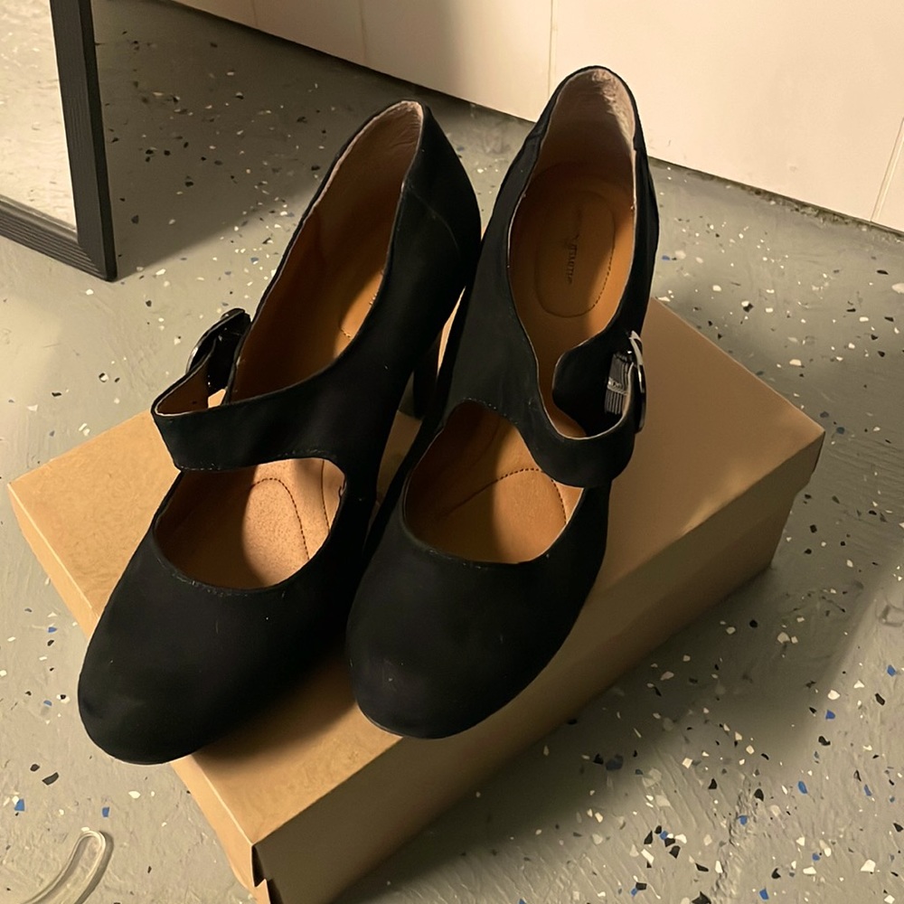 Jaclyn Smith black sued pumps
